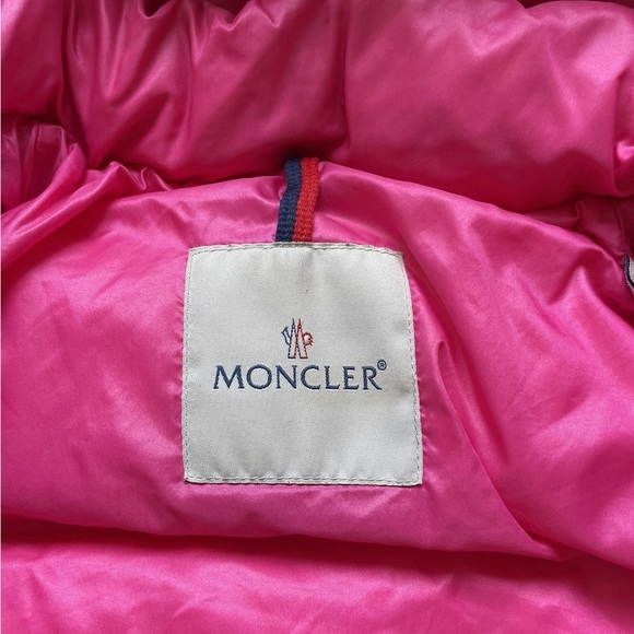 Luxury Moncler Red Woman's Down Jackets
Condition: Very Good
Size: 1(S) - Picture 9 of 10